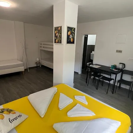 Lemonwood House 3* Постойна