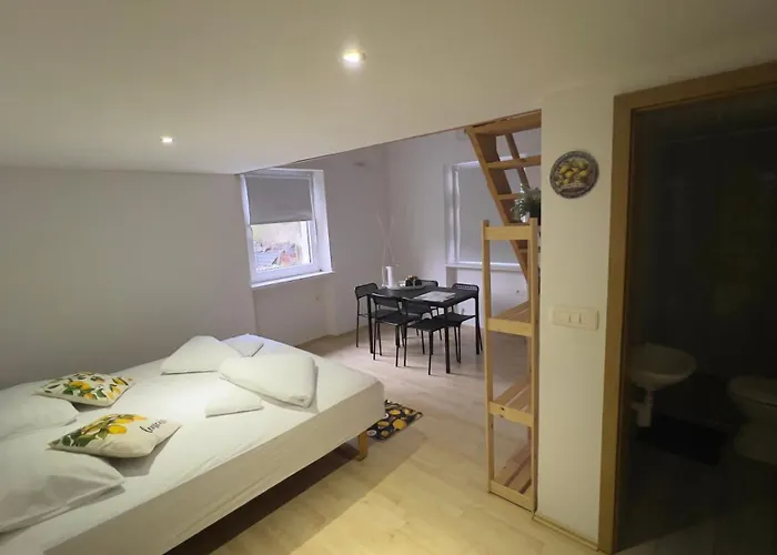 Lemonwood House 3* ポストイナ