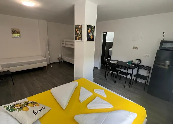 Lemonwood House 3* 포스토이나